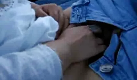 Seorang gadis yang awek sekolah lucah seksi jatuh ke bawah dengan suaminya,