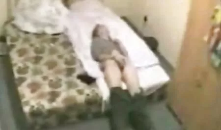 Orang telah bersenang-senang dan dibuang perempuan sekolah bogel ke dalam vagina.