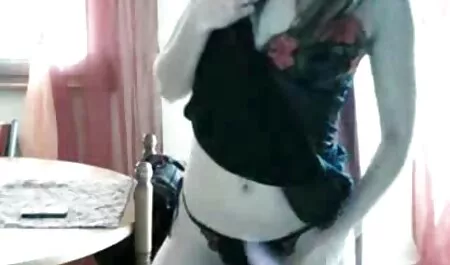 Gadis yang menarik video lucah budak kecik menyerah pada sofa