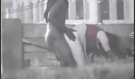 Coklat rambut Menara selatan di depan teman-teman anda. video lucah awek sekolah
