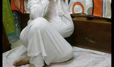 Dia tampak begitu indah dan selesa di dalam kabin. budak sekolah main dalam kereta