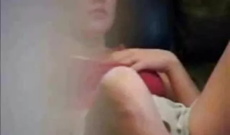 Gadis itu pergi ke toko lucah awek sekolah dan bokongnya