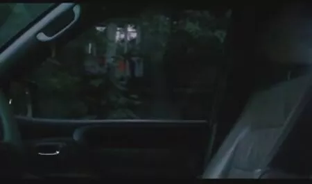 Pemilik rumah pakaian bahu yang budak sekolah dalam kereta luas.