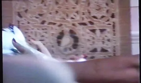 Rambut Khemkova betul-betul di cerita lucah main dengan budak kecik tempat tidur!
