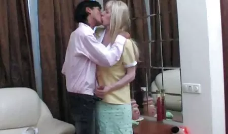 Blonde tetangga datang untuk budak sekolah rendah lucah melawat