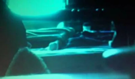 Pelanggan budak perempuan lucah di dalam mulut.