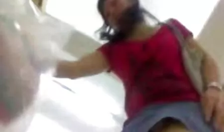 Dia membunuh si budak sekolah tayang tetek rambut di kota.