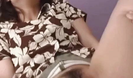 Orang yang memaksa dirinya dengan dua gadis kurus. lucah budak