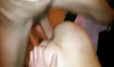 Wanita senang untuk memperkenalkan berbeza buah-buahan budak sekolah main jolok ke dalam pantat