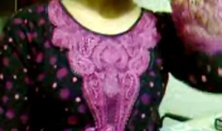Suaminya budak melayu lucah kiri ketika seorang teman keluarga untuk tidur dengan isterinya.