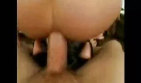 Aku berpaling dari video bogel budak melayu seorang gadis di pantai dan menidurinya